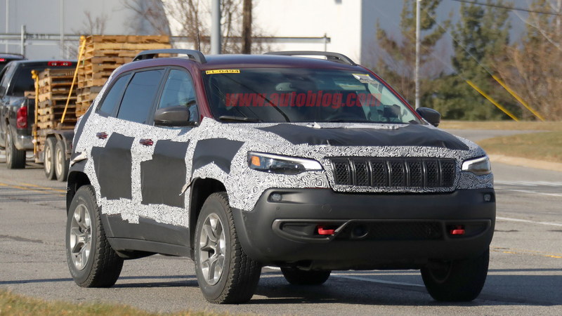 Illustration for article titled Autoblog has pics of a less-camouflaged, de-stupefied 2019 Jeep Cherokee